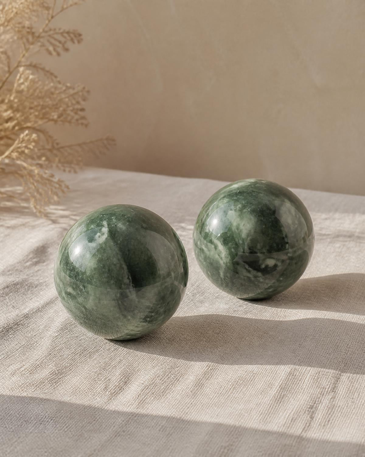 Zwei AERA Jade Massagekugeln